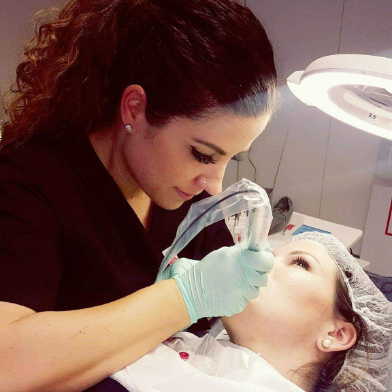 Evelyne im Diamantica-Studio bei der Arbeit